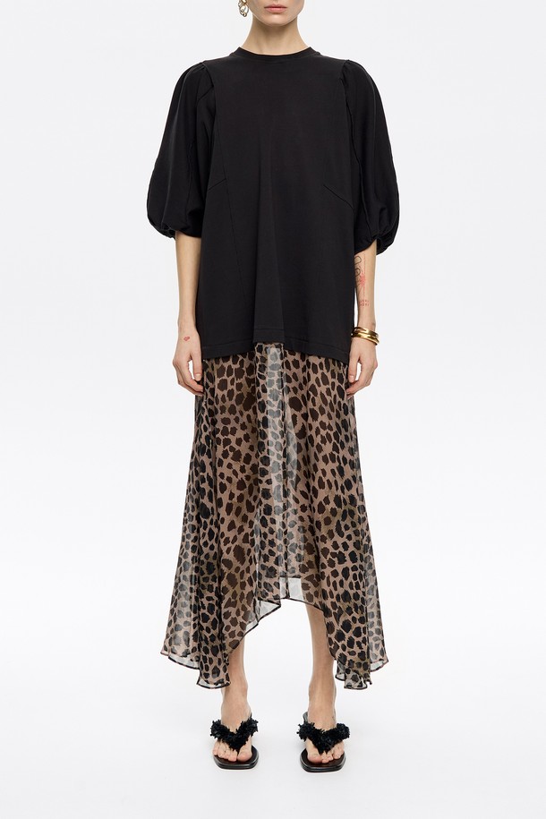 빔바이롤라 치타 미디 드레스는 여성 의류로, 캐주얼한 스타일을 추구하는 분들을 위한 미디 기장의 원피스입니다. 봄, 여름 계절에 어울리며, 카키 컬러에 치타 무늬 패턴이 특징입니다. 면 56%와 레이온 44%의 투 머티리얼 구성으로 제작되어 편안한 착용감을 제공합니다. 데이트룩, 여행룩에 적합하며, 미니멀, 레트로 무드를 연출하기 좋습니다.
