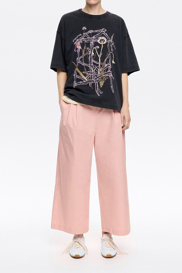 [25SS] 앵클 다트 기장 트라우저 B255AWP003PKA는 여성용 바지로, 봄/여름 시즌에 어울리는 라이트 핑크 컬러의 베이직 스타일입니다. 면과 폴리에스터 혼방 소재의 레귤러 핏 트라우저로, 앵클 기장과 다트 디테일이 특징이며 데일리룩에 활용하기 좋습니다. 트라우저 핏으로 제작되어 세련된 실루엣을 연출합니다.
