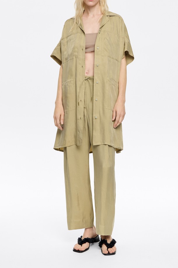 [25SS] 텍스쳐 다트 트라우저 (B255AWP004LKB)는 부드러운 촉감의 레이온, 리오셀 혼방 소재로 제작된 여성용 트라우저입니다. 라이트 카키 컬러의 무지 패턴에 와이드 핏과 루즈핏으로 편안함을 더했으며, 봄, 여름 시즌에 착용하기 적합합니다. 미니멀하고 베이직한 스타일로, 데이트룩, 카페룩 등 다양한 TPO에 활용할 수 있습니다. 다트 디테일이 특징이며, 클래식, 캐주얼 스타일을 연출하기 좋습니다.
