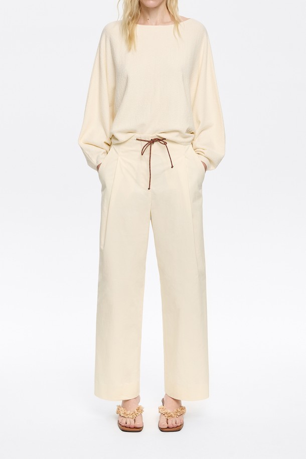 [25SS] 빔바이롤라 텍스쳐 다트 트라우저 B255AWP006CRB는 여성용 다트 트라우저입니다. 미니멀하고 베이직한 스타일의 크림 컬러 긴바지로, 봄, 여름 시즌에 착용하기 좋습니다. 면 소재로 제작되었으며, 다트 디테일과 레귤러핏으로 디자인되었습니다. 출근룩, 데이트룩 등 다양한 TPO에 활용 가능하며, 미니멀, 클래식, 캐주얼 스타일을 연출하기에 좋습니다. 더스트백이 함께 제공됩니다.
