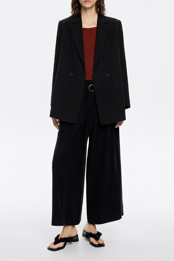 빔바이롤라 블랙 플레어 앵클 팬츠는 여성용 플레어 팬츠입니다. 미니멀하고 클래식한 무드의 블랙 컬러로, 봄과 여름에 착용하기 좋습니다. 레이온과 폴리에스테르 혼방 소재로 제작되었으며, 히든 후크 잠금장치와 지퍼 디테일이 특징입니다. 대각선 포켓과 뒷면 파이프 포켓, 그리고 패브릭 벨트 조절이 가능한 디자인으로 실용성을 더했습니다. 오피스룩, 출근룩, 모임룩 등 다양한 TPO에 시크하게 연출할 수 있습니다.
