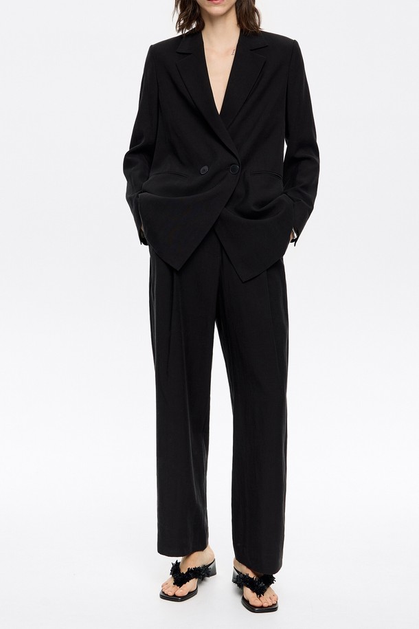 **[25SS] 빔바이롤라 블랙 도트 앵클 팬츠 B255AWP011BKA**

25SS 시즌 빔바이롤라에서 선보이는 블랙 도트 앵클 팬츠입니다. 리오셀과 린넨 혼방 소재로 제작되어 봄, 여름에 시원하고 쾌적하게 착용할 수 있습니다. 클래식한 무드의 스트레이트 핏으로, 출근룩, 오피스룩, 모임룩 등 다양한 TPO에 활용하기 좋습니다. 숨겨진 후크 고정 장치, 지퍼, 대각선 포켓, 다트 디테일, 파이프 포켓, 벨트 루프 등의 특징을 갖추고 있습니다. 미니멀하고 시크한 스타일을 연출하기에 적합한 아이템입니다.
