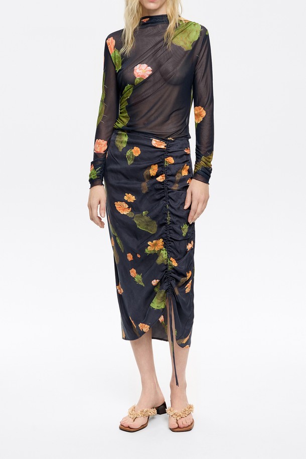 빔바이롤라 선인장 러치드 스커트 (B255AWS001BKA)는 2025 SS 시즌 제품으로, 여성 고객을 위해 디자인되었습니다. 블랙 컬러의 러치드 스커트로, 일상에서 데이트룩, 카페룩 등 다양한 TPO에 활용하기 좋습니다. 미니멀, 클래식, 시크한 스타일을 연출하며, Lyocell 59%, Rayon 41% 혼방 소재로 제작되어 부드러운 촉감을 선사합니다. 치마 타입은 러치드이며, 스타일리시한 핏을 완성합니다.
