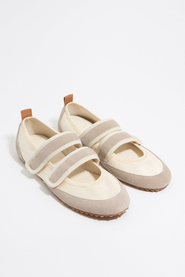 빔바이롤라 스포티 발레리나 B255AIS013WHC는 여성용 발레리나 슈즈입니다. 봄, 여름 시즌에 착용하기 좋으며, 라운드 앞코 디자인으로 편안함을 더했습니다. 화이트 색상에 스포티한 디자인이 돋보이며, 벨크로 여밈으로 간편하게 착용할 수 있습니다. 폴리에스테르, 소가죽, 고무 등의 소재를 사용하여 제작되었으며, 플랫 굽으로 편안한 착용감을 제공합니다. 일상, 동네 마실룩, 산책룩 등 캐주얼하고 스포티한 스타일을 연출하기에 적합합니다.
