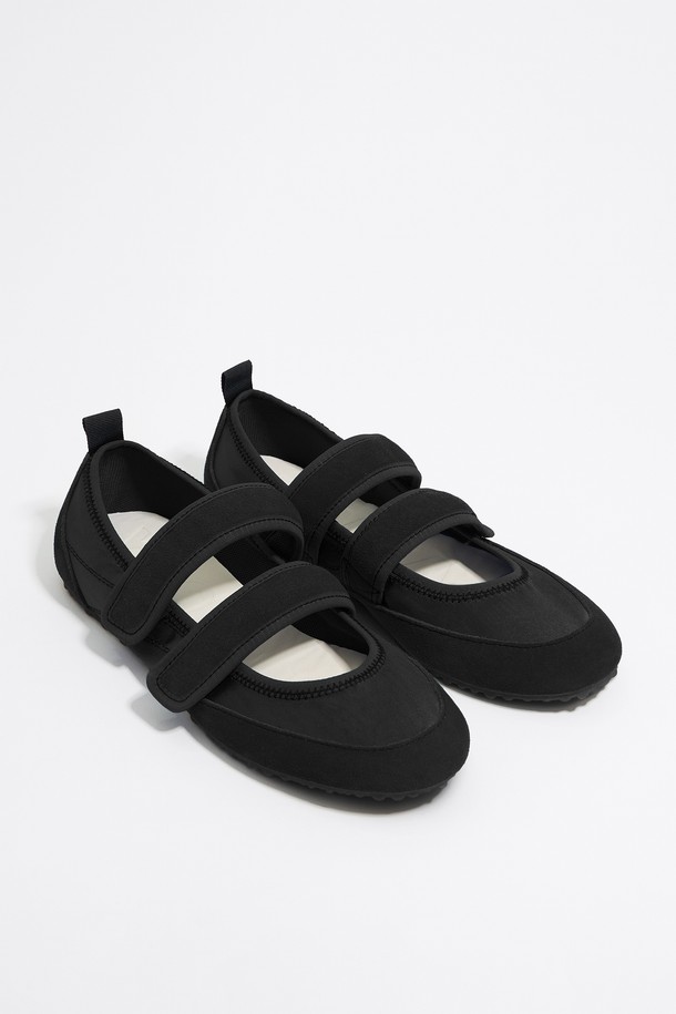 [25SS] 빔바이롤라 스포티 발레리나(패브릭) B255AIS014BKC는 여성용 발레리나 슈즈입니다. 블랙 컬러의 라운드 앞코 디자인으로, 폴리에스테르, 소가죽, 고무를 주요 소재로 사용했습니다. 플랫 굽에 밴드형 여밈으로 편안한 착용감을 제공하며, 로우컷 탑라인과 스포티한 디자인이 특징입니다. 안감은 폴리에스테르와 소가죽으로 마감되었으며, 무지 패턴으로 캐주얼, 스포티, 미니멀한 스타일을 연출하기 좋습니다. 동네 마실룩이나 쇼핑룩에 활용하기 좋은 아이템입니다.
