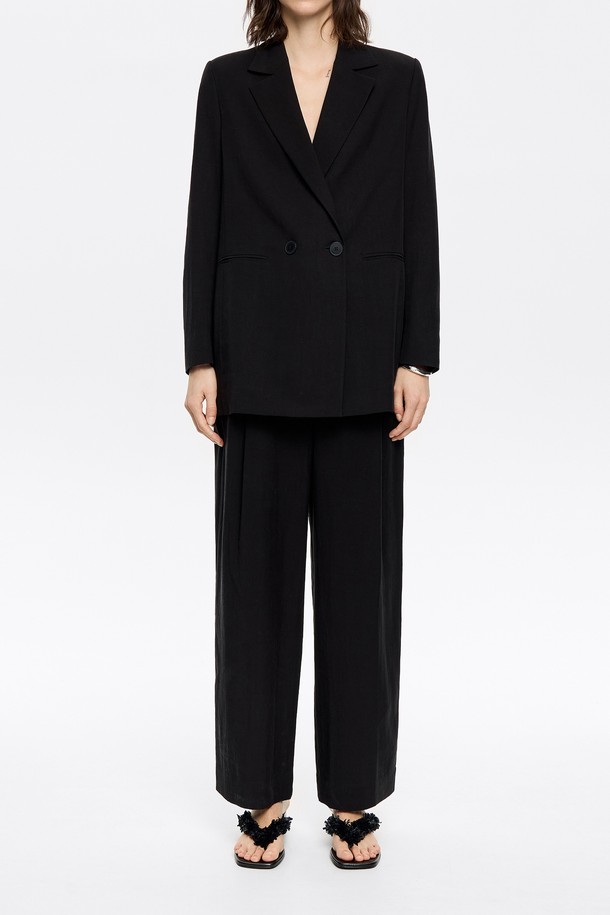 **[25SS] 빔바이롤라 테일러드 더블 브레스트 재킷 B255AWJ010BKA**

세련된 스타일을 완성하는 빔바이롤라(BIMBA Y LOLA) 테일러드 더블 브레스트 재킷입니다. 부드러운 리오셀과 린넨 혼방 소재로 제작되어 봄, 여름 시즌에 시원하고 편안하게 착용할 수 있습니다. 블랙 컬러의 미니멀하고 시크한 디자인은 오피스룩, 출근룩, 모임룩 등 다양한 TPO에 활용하기 좋습니다. 레귤러핏에 얇은 두께감, 긴 소매 기장으로 세련된 실루엣을 연출하며, 면 안감으로 부드러운 촉감을 선사합니다. 클래식한 무드의 더블 버튼 여밈 방식으로, 포멀하면서도 세련된 스타일을 연출해보세요.
