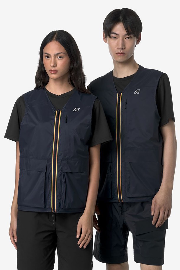 까웨(KWAY) 고르주 베스트 Y255EUV406은 네이비 색상의 공용 베스트로, 봄과 여름철 일상에서 스포티하고 캐주얼하게 착용하기 좋습니다. 얇은 두께의 폴리에스테르 및 나일론 혼방 소재로 제작되었으며, 리사이클 소재를 사용하여 환경까지 생각했습니다. 레귤러 핏에 집업 여밈 방식, 민소매 디자인으로 활동성을 높였습니다.
