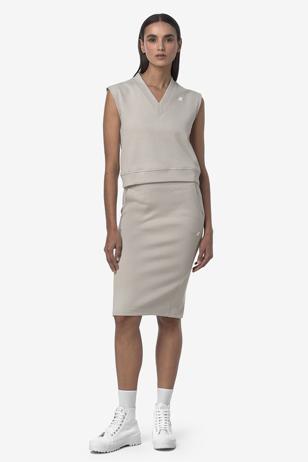 까웨(KWAY) 세브르 인터록 스커트 Y255EWS179는 면, 폴리에스테르, 스판덱스 혼방 소재로 제작되어 신축성이 뛰어나며, 옆면 포켓과 실리콘 로고 패치가 특징입니다. 밴딩 허리와 미디 기장으로 편안하게 착용 가능하며, 무지 패턴의 레귤러핏 일자 스커트입니다. 봄, 여름 시즌에 여행, 스포츠, 일상 등 다양한 용도로 활용하기 좋은 여성용 스포티 캐주얼 스타일 스커트입니다.
