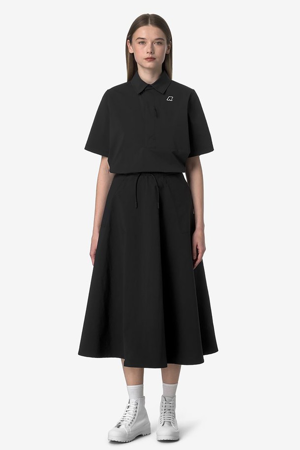 까웨(KWAY) 텐트 스커트 Y255EWS430은 여성용 A라인 플리츠 스커트입니다. 폴리에스테르 소재로 제작되었으며, 봄, 여름철 일상 또는 캐주얼한 스타일에 잘 어울립니다. 허리 밴딩과 드로우스트링 디테일, 사이드 패치 포켓이 있으며, 스포티하면서도 여성스러운 무드를 연출합니다.
