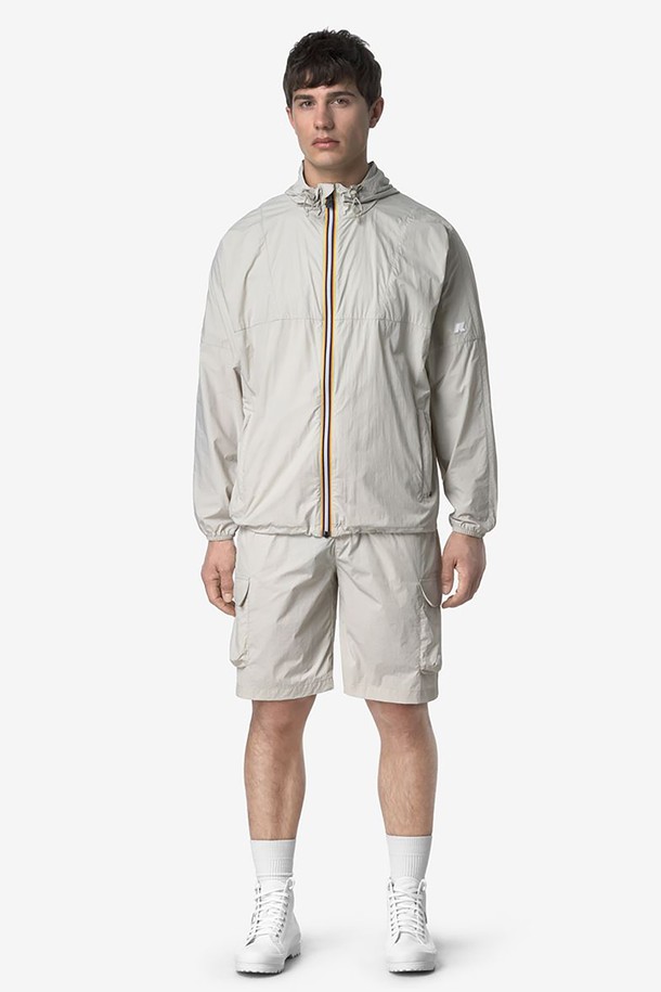 까웨(KWAY) 기즈몬드 쇼츠 Y255EUN243는 여름철 캐주얼 스타일을 위한 남성용 쇼츠입니다. 베이지 컬러에 레귤러핏으로 제작되었으며, 나일론 소재를 사용하여 방수 기능을 갖춘 것이 특징입니다. 카고 디자인과 사이드 포켓, 내부 허리 조절 테이프, 로고 패치 등의 디테일이 돋보이는 제품입니다.
