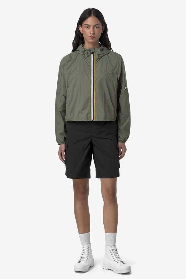 까웨(KWAY) 기즈몬드 쇼츠 Y255EUN244는 남성용 카고 쇼츠로, 여름철 캐주얼 스타일을 위한 필수 아이템입니다. 나일론 소재의 블랙 컬러 무지 반바지로, 레귤러핏으로 편안하게 착용 가능하며, 사이드 포켓과 내부 조절 테이프, 로고 패치 디테일로 실용성을 더했습니다. 밴딩 처리되어 활동성을 높인 기즈몬드 쇼츠는 일상 속 편안함과 스타일을 동시에 제공합니다.
