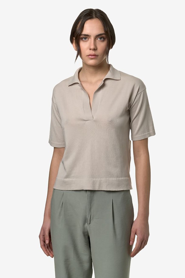 까웨(KWAY) 말르 폴로셔츠 Y255EWK180은 부드러운 이집트 면 소재로 제작된 공용 폴로 셔츠입니다. 화이트 컬러에 카라 하단 스트라이프 로고 디테일이 돋보이며, 흡습 기능과 필링 방지 처리로 일상에서 편안하게 착용하기 좋습니다. 베이직한 디자인의 반소매 레귤러핏으로 봄, 여름 시즌에 캐주얼하게 연출할 수 있습니다.
