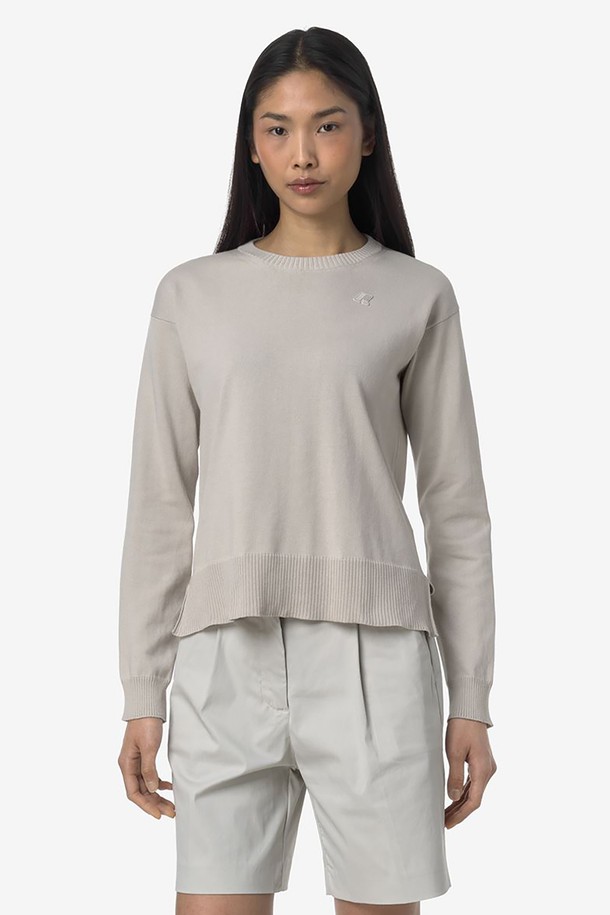 까웨(KWAY)의 도미닌 코튼 스웨터 Y255EWK185는 부드러운 제로필링 마코 코튼사를 사용하여 제작된 여성용 크롭 기장의 라운드넥 스웨터입니다. 베이직한 무지 디자인에 톤온톤 로고가 특징이며, 리브 트리밍 디테일과 레귤러핏으로 편안한 착용감을 선사합니다. 봄, 여름철 일상복으로 적합한 긴소매 면 스웨터입니다.
