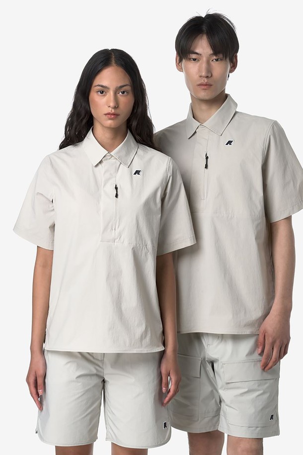 까웨(KWAY) 레이 반팔 셔츠 Y255EUI416은 레저 스포츠, 하이킹, 야외 활동에 적합한 유니섹스 반팔 셔츠입니다. 나일론과 스판덱스 혼방 소재로 제작되었으며, 프론트 하프 지퍼 클로저와 세로 지퍼 포켓, 흰색 배경의 검은색 실리콘 로고, 메쉬 인서트가 특징입니다. 스포티한 스타일의 레귤러 핏으로 여름철 활동에 용이합니다.
