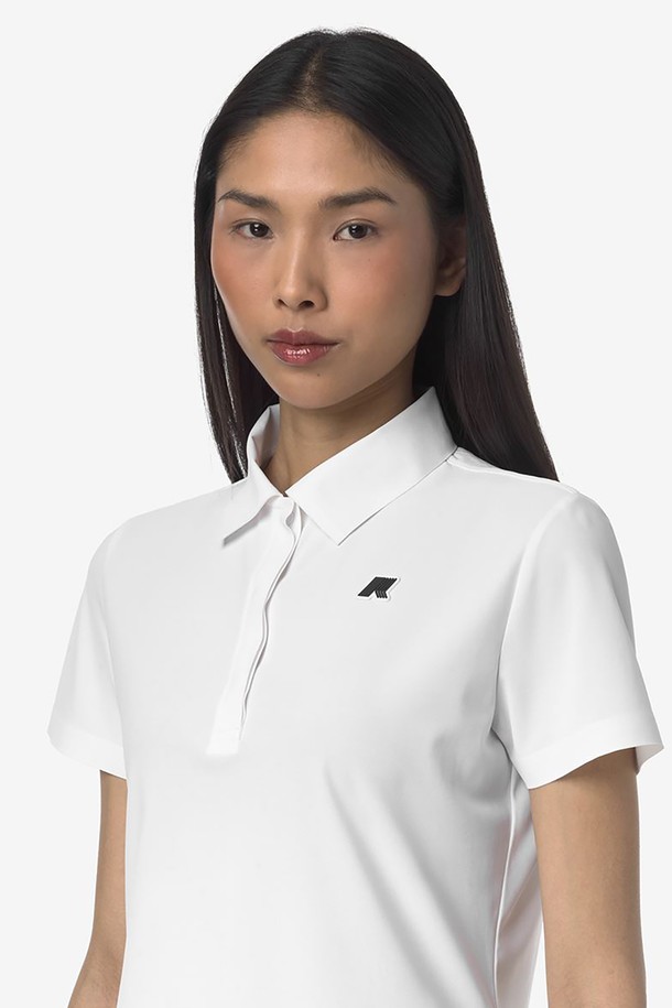 여성 버디 폴로셔츠 Y255EW2427는 여름철 골프 및 스포츠 활동에 적합한 여성용 폴로셔츠입니다. 스포티한 스타일의 레귤러핏 디자인으로, 화이트 색상의 무지 패턴이 특징입니다. 나일론과 엘라스틴 혼방 소재로 제작되어 스트레치 기능과 통기성을 제공하며, 얇은 두께감으로 시원하게 착용할 수 있습니다. 반소매 디자인에 폴로넥, 쓰리 버튼 플라켓, 테이프 밑단, 사이드 벤틸레이션 디테일이 돋보입니다. 미니멀하고 클래식한 무드를 연출하여 골프룩에 활용하기 좋습니다.
