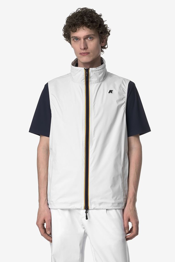 남성용 바운스 베스트 Y255EMV412는 골프 활동에 적합한 스포티한 스타일의 민소매 베스트입니다. 3중 방수 및 통기성 원단과 DWR 내구 발수 처리, 멤브레인 내부 저지 안감으로 제작되어 방수, 통기성, 발수 기능을 제공합니다. 조절 가능한 후드, 탈부착 가능한 지퍼식 하프 슬리브, 밑단 조절 기능을 갖춘 레귤러핏 지퍼형 아우터입니다.
