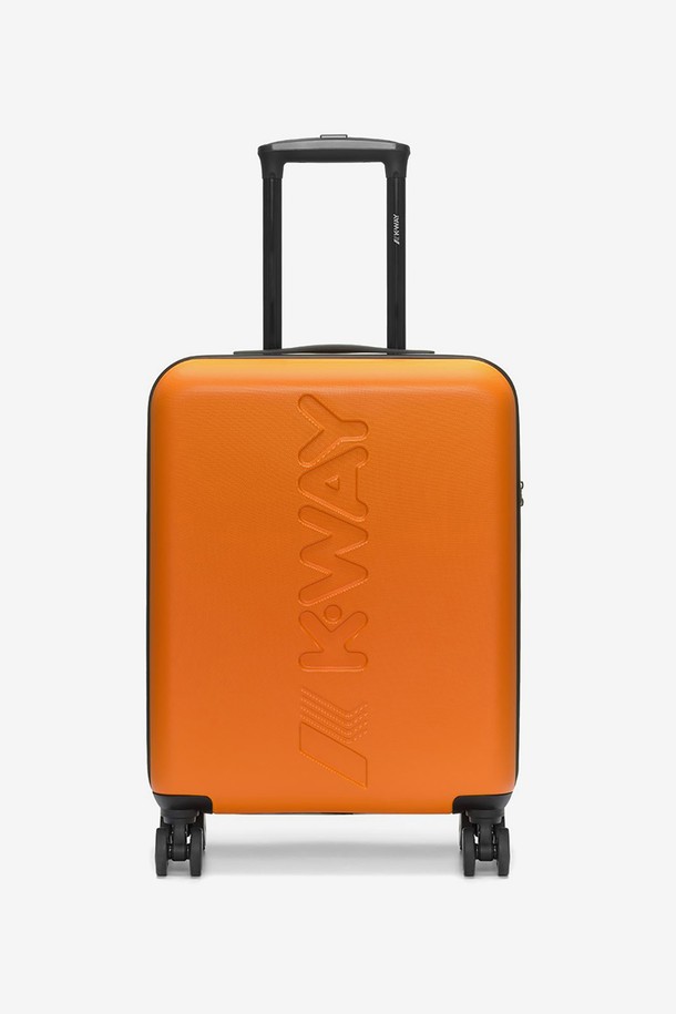 까웨(KWAY) 트롤리 여행용 가방 S Y255EOO201는 여성 여행객을 위한 미니멀하고 클래식한 디자인의 스몰 사이즈 캐리어입니다. 오렌지 컬러에 로고 패턴이 돋보이며, 360도 회전 바퀴와 알루미늄 손잡이, TSA 잠금장치가 여행의 편의성을 높여줍니다. 55cm x 40cm x 20cm 크기의 사각 디자인으로, 내부에는 3개의 지퍼 포켓과 고정 스트랩, 폴리에스터 안감이 있어 수납력을 강화했습니다. 더블 휠과 알루미늄 텔레스코픽 핸들, 그리고 4륜 캐리어로 부드러운 이동이 가능하며, 여행, 휴가, 해외 출장룩에 잘 어울립니다.
