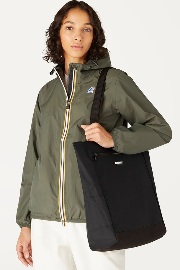 까웨(KWAY) 엘리앙 백 Y255EOA156은 남성용 라지 사이즈 토트백으로, 방수 및 방풍 기능을 갖춘 나일론 소재로 제작되었습니다. 화이트 색상에 실리콘 로고와 지퍼 포켓, 내부 포켓 등의 디자인 장식이 돋보이며, 사각 형태의 가방에 립스탑 원단을 사용하여 내구성을 높였습니다. 여행, 레저, 스포츠 활동에 적합하며, 전면 맥시 포켓, 보강된 베이스, 2mm 테이프 손잡이, 지퍼형 잠금 방식 등의 특징을 갖춘 실용적인 가방입니다.
