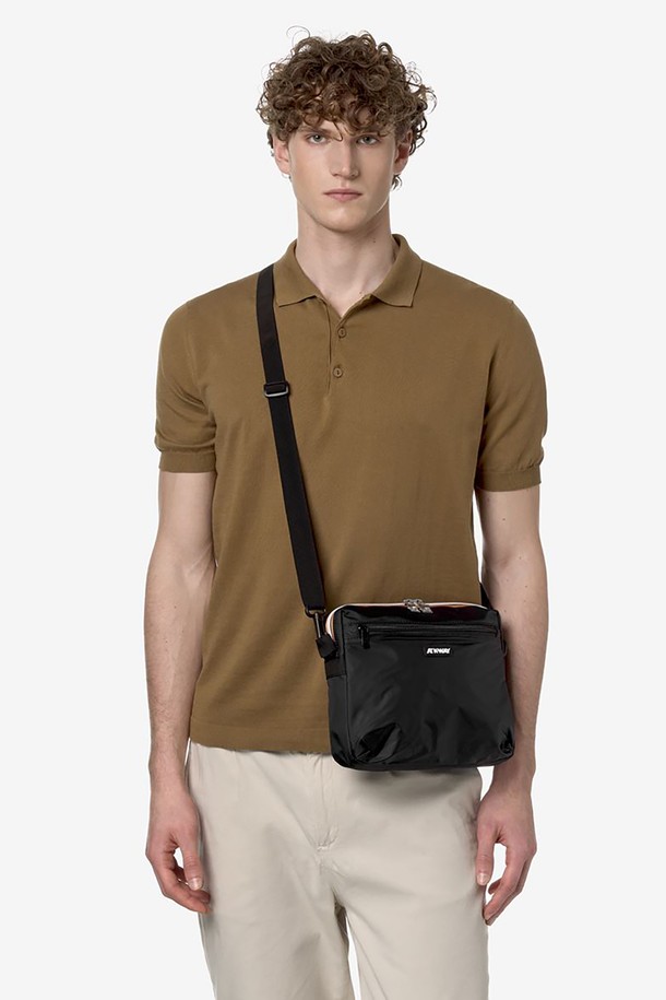 까웨(KWAY) 모아레 백 Y255EOA159는 남성을 위한 블랙 색상의 미디엄 사이즈 크로스백입니다. 22cm X 25cm X 4.5cm 크기의 사각 형태 가방으로, 방수, 발수, 방풍 기능을 갖춘 나일론 소재로 제작되었으며, 무지 패턴에 로고 장식이 돋보입니다. 분리형 어깨끈, 앞면 지퍼 포켓, 내부 포켓, 바닥 보강 원단 등 다양한 특징과 RFID 인증 기능까지 더해진 실용적인 아이템입니다.
