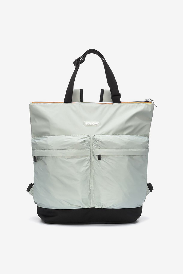 까웨(KWAY) 노암 쇼핑백 Y255EOA160은 립스탑 나일론 소재의 사각 쇼핑백으로, 일상, 스포츠, 여행 등 다양한 용도로 활용하기 좋습니다. 방수, 방풍 기능과 더불어 조절 가능한 어깨끈, 앞면 지퍼 포켓 2개, 내부 포켓 등 실용적인 디테일을 갖추었으며, 넉넉한 수납공간과 보강된 바닥 소재로 내구성을 높였습니다. 화이트, 블랙 색상으로 출시되었으며, 전면의 실리콘 로고 장식과 2cm 테이프 손잡이가 특징입니다.
