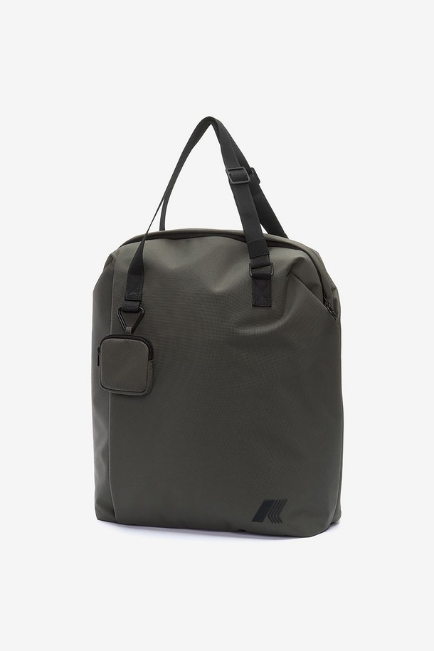 까웨(KWAY) 나엘 토트백 Y255EOA166은 남성을 위한 블랙 색상의 미디엄 사이즈 토트백입니다. 나일론과 폴리에스테르 소재로 제작되었으며, 사각 형태에 무지 패턴이 특징입니다. 노트북 수납, 다양한 수납공간, 키링, 물병 홀더 등의 기능과 더불어 내부 지퍼 포켓, 외부 앞 포켓, 조절 가능한 손잡이, 분리형 내부 파우치 등 다양한 수납 디테일을 제공하며, 지퍼형 잠금 방식으로 여행, 일상, 비즈니스 등 다용도로 활용하기 좋습니다.
