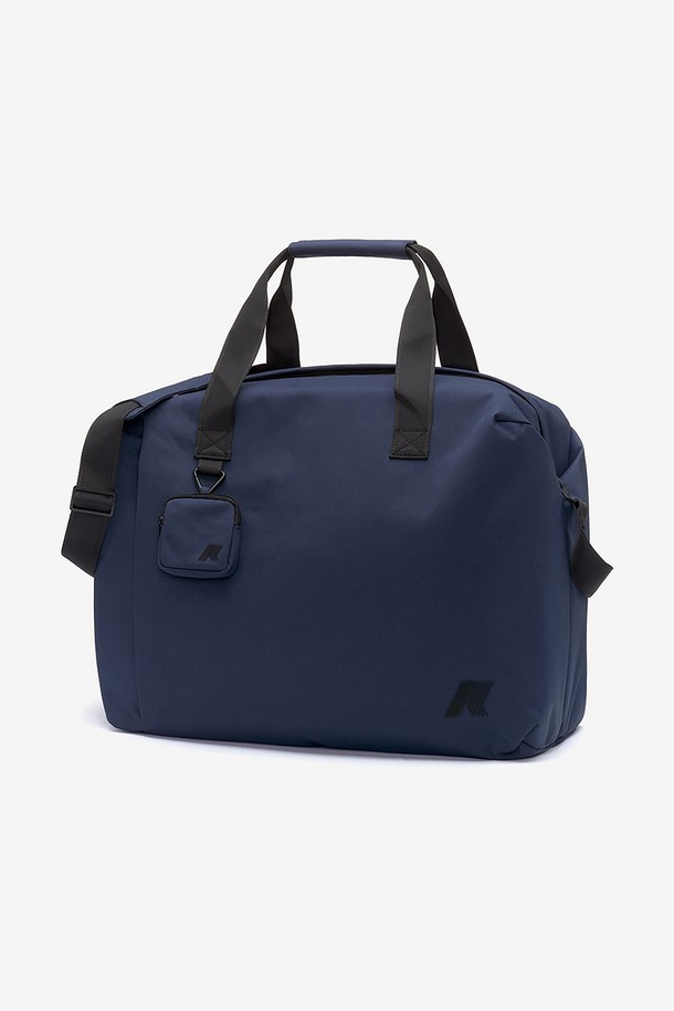 까웨(KWAY) 시리우스 더플백은 네이비 색상의 남성용 라지 사이즈 더플백입니다. 폴리에스테르 소재로 제작되었으며, 메인 지퍼 수납공간과 다용도 내부 수납공간, 패딩 노트북 슬리브를 갖추고 있어 여행이나 일상생활에서 유용하게 사용할 수 있습니다. 탈부착 가능한 어깨끈과 보강된 손잡이, 메탈 하드웨어 장식, 그리고 삼각 카라비너가 포함된 소형 파우치가 특징입니다.
