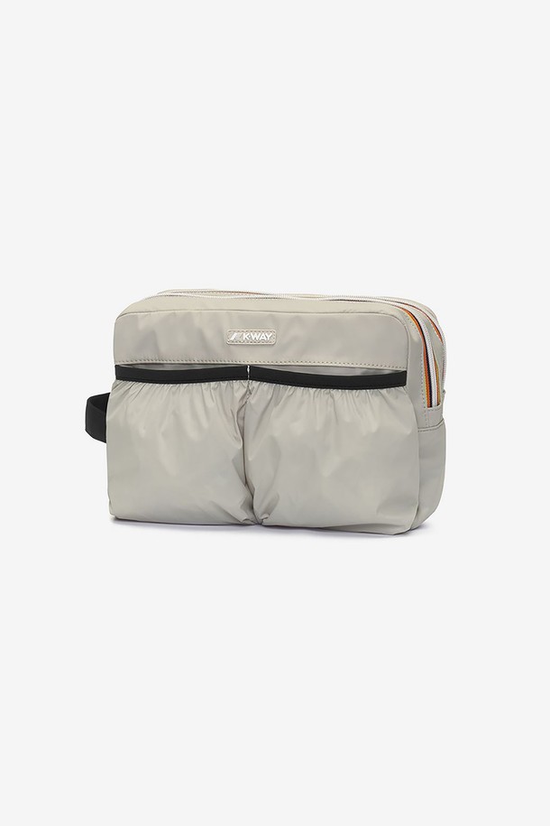 까웨(KWAY) 알바스 여행용 파우치는 베이지 색상의 미디엄 사이즈 여성용 파우치입니다. 나일론과 폴리에스터 소재로 제작되었으며, 사각 형태에 무지 패턴 디자인이 특징입니다. 여행 시 유용한 다수의 수납공간과 지퍼형 잠금 방식으로 편리함을 더했습니다.
