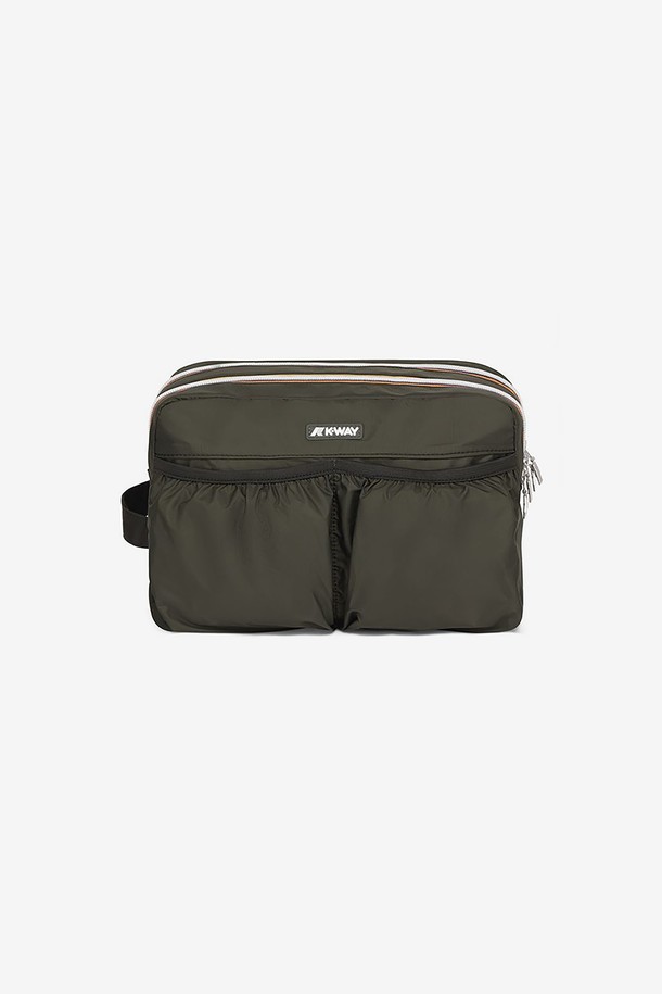 까웨(KWAY) 알바스 여행용 파우치는 여성용으로, 여행 시 유용한 미디엄 사이즈의 사각 파우치입니다. 나일론과 폴리에스테르 소재로 제작되었으며, 방수, 방풍, 경량 기능을 갖추고 있어 편리하게 사용할 수 있습니다. 더블 내부 수납공간, 앞면 탄력 포켓, 사이드 테이프 핸들, 화이트 실리콘 로고 등의 디자인이 돋보이며, 지퍼형 잠금 방식으로 소지품을 안전하게 보관할 수 있습니다.
