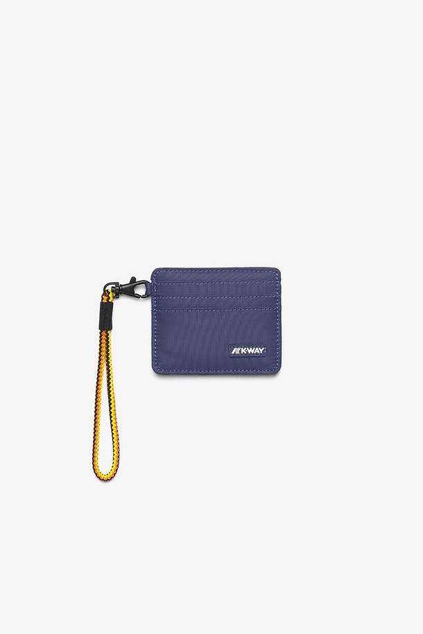 까웨(KWAY) 파빌리 지갑 Y255EOA173은 남성용 카드지갑으로, 가볍고 미니멀한 디자인이 특징입니다. 네이비 컬러에 스트라이프 패턴이 돋보이며, 방수 및 방풍 기능을 갖춘 립스탑 나일론 및 폴리에스테르 소재로 제작되었습니다. 카드, 신분증, 지폐를 수납할 수 있으며, 카라비너, 로고, 스트랩 등의 디자인 장식이 더해져 실용성과 스타일을 모두 갖춘 제품입니다.
