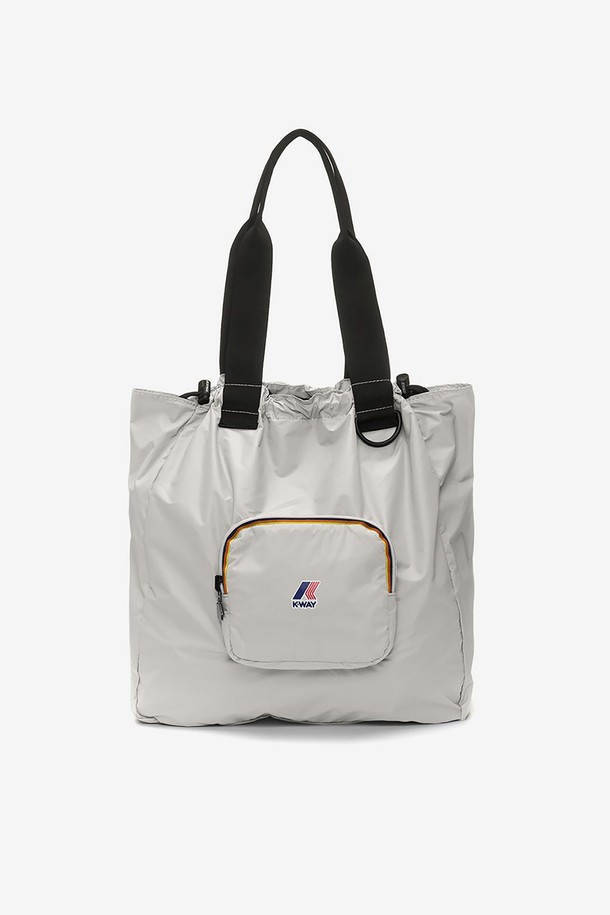 까웨(KWAY) 르브레 빅토린 백 Y255EOA945는 남성을 위한 미디엄 사이즈의 사각 쇼핑백입니다. 나일론 소재로 제작되었으며, 방수 및 방풍 기능과 더불어 접이식 패커블 디자인이 돋보입니다. 무지 패턴에 카라비너와 메쉬 포켓 장식이 있으며, 조임용 끈으로 잠금 가능하고 일상 및 쇼핑에 적합합니다.
