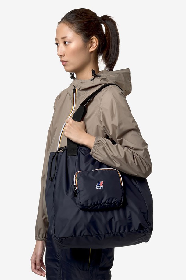 까웨(KWAY) 남성용 르브레 빅토린 백은 네이비 색상의 무지 디자인으로, 가로 50cm, 세로 42cm, 폭 12cm의 라지 사이즈 나일론 소재 가방입니다. RFID 태그가 내장되어 있으며, 정품 인증 태그가 포함되어 있습니다. 사각 형태의 이 가방은 Free 사이즈로 제공됩니다.
