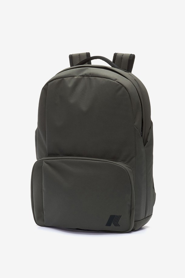 까웨(KWAY) 에노아 백팩 Y255EOP164는 남성을 위한 블랙 색상의 미디엄 사이즈 백팩입니다. 폴리에스터 소재로 제작되었으며, 30cm x 43cm x 11cm 크기의 사각 가방 모양을 갖추고 있습니다. 노트북 수납, 물병 홀더, 다용도 수납, 파우치 포함 등 다양한 기능과 함께 패딩 처리된 노트북 슬리브, 조절 가능한 어깨 스트랩, 강화된 손잡이, 외부 앞주머니 2개, 매트 금속 하드웨어, 카라비너가 포함되어 견고하고 현대적인 스타일을 완성하며 여행 및 일상생활에 적합합니다.
