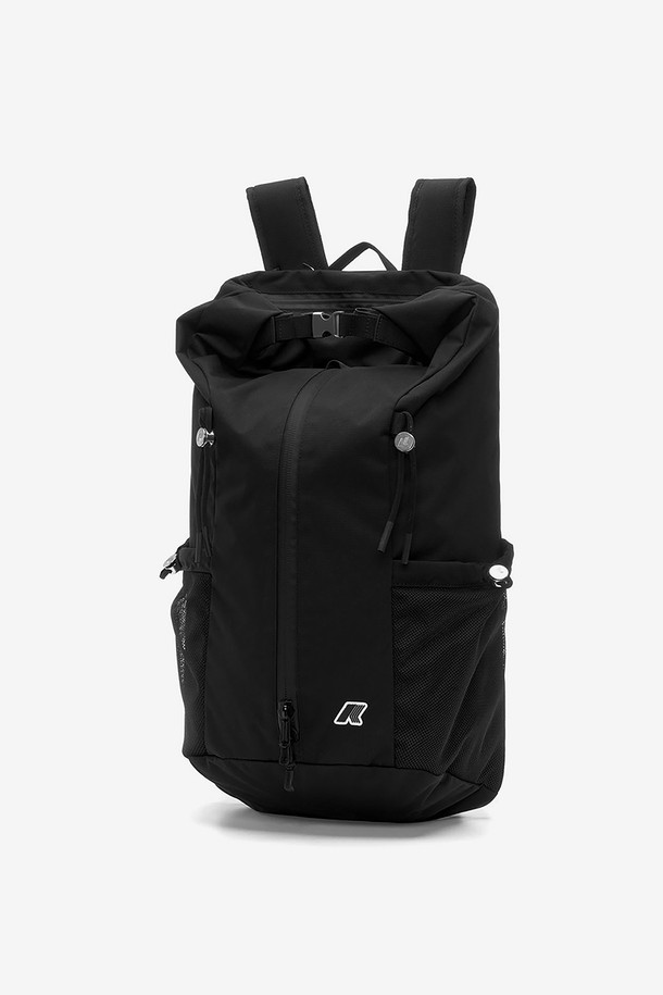 까웨(KWAY) 비브르 백팩 Y255EOP423은 남성을 위한 블랙 색상의 라지 사이즈 백팩입니다. 나일론 소재로 제작되었으며, 방수 기능을 갖추고 있어 여행, 하이킹, 백패킹 등 다양한 활동에 적합합니다. H67 x W30 x D17 cm 크기의 사각 형태 가방으로, 패딩 어깨끈, 힙 스태빌라이징 스트랩, 다수의 외부 포켓, 유틸리티 후크 잠금장치, 선글라스/고글 포켓, 메쉬 사이드 포켓 등의 특징을 갖추고 있으며, 지퍼형 및 버클형 잠금 방식으로 디자인되었습니다.
