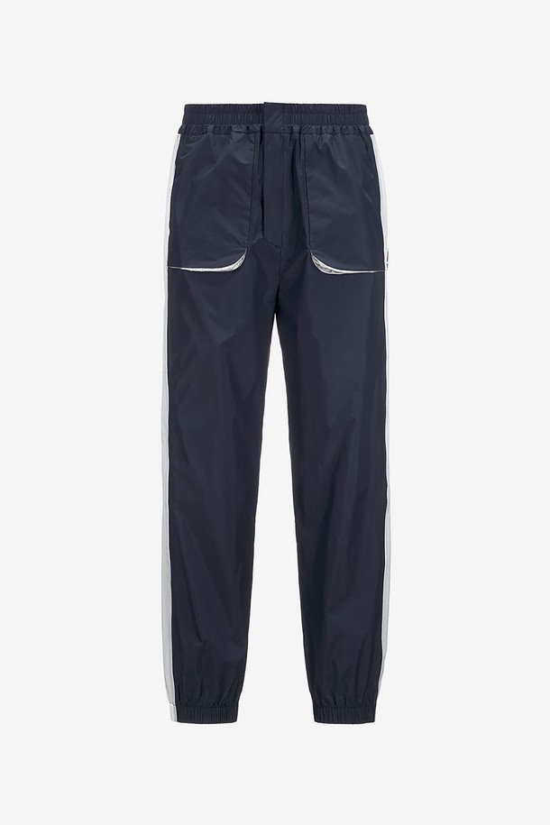 남녀공용 7002 팬츠는 일상 및 스포츠 활동에 적합한 릴랙스 핏 긴바지입니다. 방수 기능과 나일론 립스탑 소재로 제작되어 활동성을 높였으며, 허리 밴딩과 발목 밴딩 처리로 편안한 착용감을 제공합니다. 사이드 포켓, 플랩 지퍼 클로저, 3D 로고 패치, 로고 지퍼 풀러 디테일이 스포티한 스타일을 더합니다.
