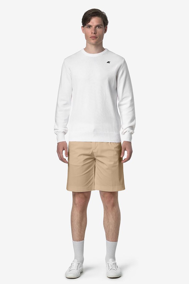 남성용 세베르 트윌 테크 골프 팬츠 Y255EMN452는 봄, 여름 시즌에 적합하며 스포티한 무드를 연출합니다. 면, 나일론, 스판덱스 혼방 소재로 제작되었으며, 레귤러핏의 반바지 스타일입니다. 웰트 포켓 2개와 K-Way 테이프 디테일이 특징입니다.
