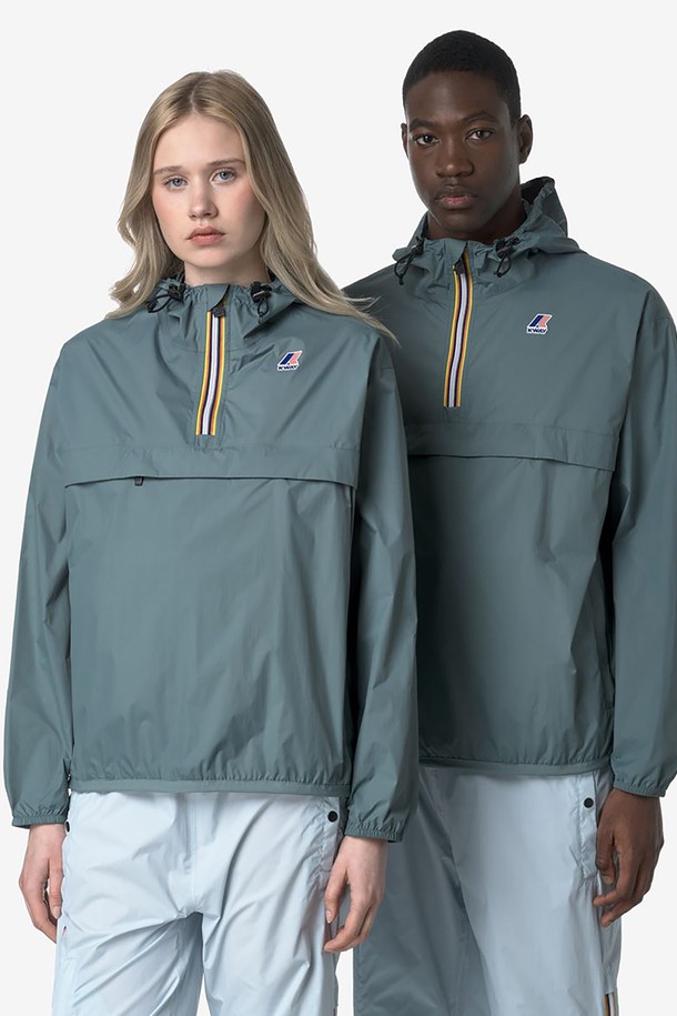 까웨(KWAY) 르브레 4.0 레옹 이스트 아노락 Y255EUJ922는 남녀 공용으로 착용 가능한 아노락입니다. 그린 컬러의 무지 디자인으로, 봄, 가을 시즌 아웃도어 및 일상에서 활용하기 좋으며, DWR 코팅, 방수, 방풍 기능을 갖춰 변덕스러운 날씨에도 쾌적함을 유지합니다. 얇고 부드러운 나일론 소재에 레귤러 핏으로 제작되었으며, 후드 조절, 등판 통기성, 패커블 디자인으로 실용성을 높였습니다.
