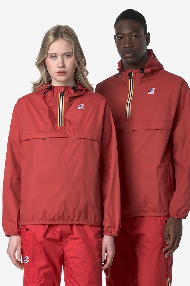 까웨(KWAY) 르브레 4.0 레옹 이스트 아노락 Y255EUJ920은 남녀 모두 착용 가능한 아노락입니다. 레드 컬러의 무지 디자인으로, 봄, 여름철 일상 및 아웃도어 활동에 적합합니다. 얇은 두께의 나일론 소재로 제작되어 부드러운 촉감을 제공하며, 레귤러핏과 긴 소매 기장으로 편안한 착용감을 선사합니다. 후드 조절, 등판 통기, 방수 심실링, DWR 코팅, 패커블 디자인 등의 특징을 갖추었으며, 방수, 방풍, 통기, 경량 기능을 제공합니다. 여행, 등산, 캠핑 등 다양한 상황에서 스포티하고 캐주얼한 스타일을 연출할 수 있으며, 고프코어룩에도 활용하기 좋습니다.
