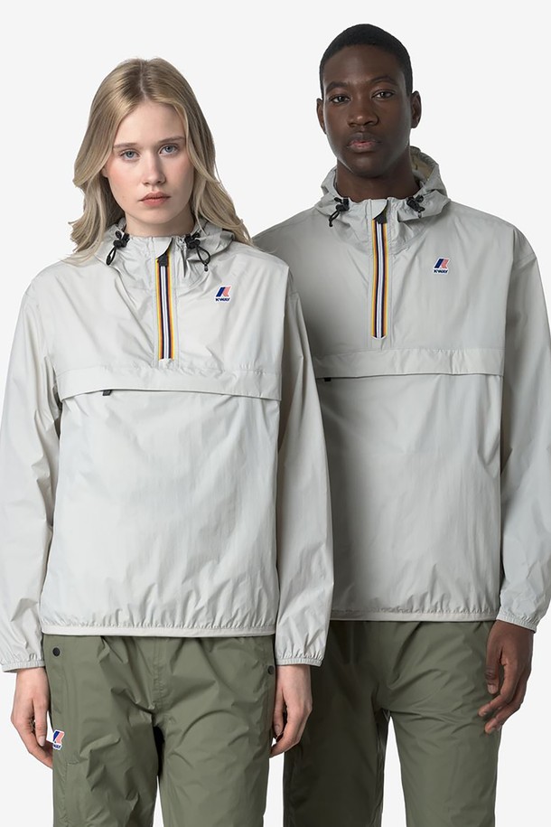 까웨(KWAY) 르브레 4.0 레옹 이스트 아노락 Y255EUJ919는 남녀 공용으로 착용 가능한 얇은 두께의 라이트그레이 컬러 아노락입니다. 봄, 여름 시즌에 적합하며, 일상 및 아웃도어 활동에 모두 활용할 수 있습니다. 스포티와 캐주얼 스타일을 동시에 연출할 수 있으며, 무지 디자인으로 어떤 옷에도 쉽게 매치할 수 있습니다. 레귤러 핏에 레귤러 기장으로 편안한 착용감을 제공하며, 집업 스타일로 간편하게 입고 벗을 수 있습니다. 방수, 방풍, 통기성을 갖춘 기능성 소재에 DWR 코팅, 히트실링 처리, 조절 가능한 후드, 등 벤틸레이션 등의 디테일로 활동성을 높였습니다.
