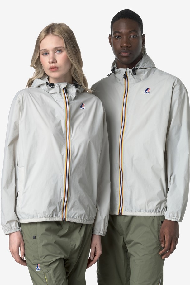 까웨(KWAY) 르브레 4.0 클로드 이스트 패커블 재킷 Y255EUJ906은 일상과 아웃도어 활동에 적합한 공용 윈드브레이커입니다. 얇고 부드러운 나일론 소재로 제작되어 봄, 여름 계절에 시원하게 착용할 수 있으며, 레귤러핏으로 편안한 착용감을 제공합니다. 그레이 컬러의 무지 디자인에 집업 여밈 방식과 긴 소매, 조절 가능한 후드, 등판 벤틸레이션, 패커블 디자인이 특징입니다. 방수, 방풍, 통기, 경량, 발수 기능을 갖춰 변덕스러운 날씨에도 쾌적함을 유지하며, 여행, 산책, 등산 등 다양한 TPO에 활용 가능한 캐주얼, 스포티, 고프코어 스타일의 재킷입니다.
