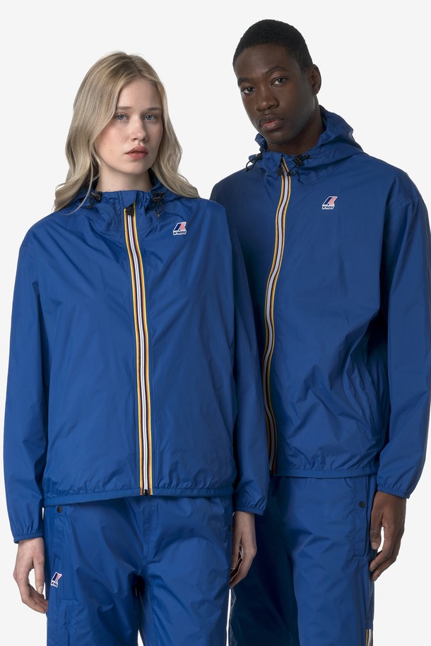 까웨(KWAY) 르브레 4.0 클로드 이스트 패커블 자켓 Y255EUJ903는 남녀 모두 착용 가능한 윈드브레이커입니다. 블루 컬러의 무지 디자인으로, 아웃도어 및 캐주얼 스타일에 적합하며 봄, 여름, 가을 계절에 활용할 수 있습니다. 얇고 부드러운 나일론 소재로 제작되어 가볍고 편안한 착용감을 제공하며, 레귤러핏에 집업 스타일로 간편하게 입고 벗을 수 있습니다. 패커블 기능, 후드, 등판 통기성, 방수, 방풍, 경량, 아시안핏 디자인을 특징으로 하며, 방수, 방풍, 통기, 경량, 발수 기능을 갖춰 다양한 날씨 변화에 유연하게 대처할 수 있습니다. 등산, 캠핑, 가을 나들이 등 다양한 TPO에 스포티, 캐주얼, 미니멀 스타일을 연출하기 좋습니다.
