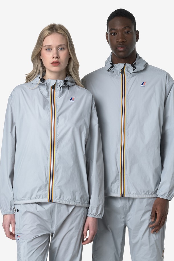 까웨(KWAY) 르브레 4.0 클로드 이스트 패커블 재킷 Y255EUJ908은 봄, 여름, 가을에 활용하기 좋은 남녀 공용 패커블 재킷입니다. 가볍고 부드러운 나일론 소재로 제작되어 편안한 착용감을 제공하며, 레귤러 핏으로 어떤 스타일에도 자연스럽게 어울립니다. 방수, 방풍, 통기 기능으로 아웃도어 활동은 물론 일상에서도 쾌적하게 착용할 수 있습니다. 등판 통기성이 뛰어나 활동량이 많은 날에도 쾌적함을 유지해주며, 후드가 있어 갑작스러운 날씨 변화에도 유용합니다. 스포티, 캐주얼, 고프코어 스타일을 즐기는 분들께 여행, 산책, 등산 시 활용하기 좋은 아이템입니다.
