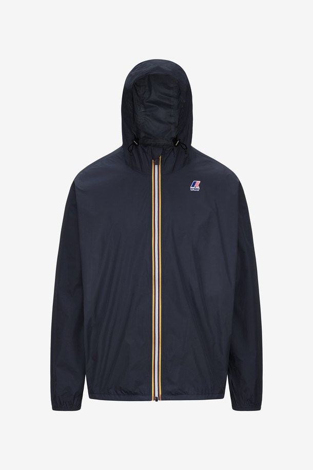 까웨(KWAY) 르브레 4.0 클로드 이스트 패커블 재킷 Y255EUJ909는 방수, 발수 기능과 통기성을 갖춘 남녀 공용 윈드브레이커입니다. 네이비 색상으로, 봄, 여름 시즌 아웃도어 활동과 일상에서 스포티하고 캐주얼한 스타일을 연출하기 좋습니다. 얇고 부드러운 나일론 소재로 제작되었으며, 레귤러핏의 긴소매 집업 스타일입니다. 조절 가능한 후드, 백벤틸레이션, 패커블 디자인, DWR 코팅, 열처리 심실링 등의 특징을 갖춰, 여행, 산책, 등산 등 다양한 TPO에 활용 가능합니다. 무지 디자인으로 고프코어 스타일까지 소화할 수 있는 실용적인 재킷입니다.
