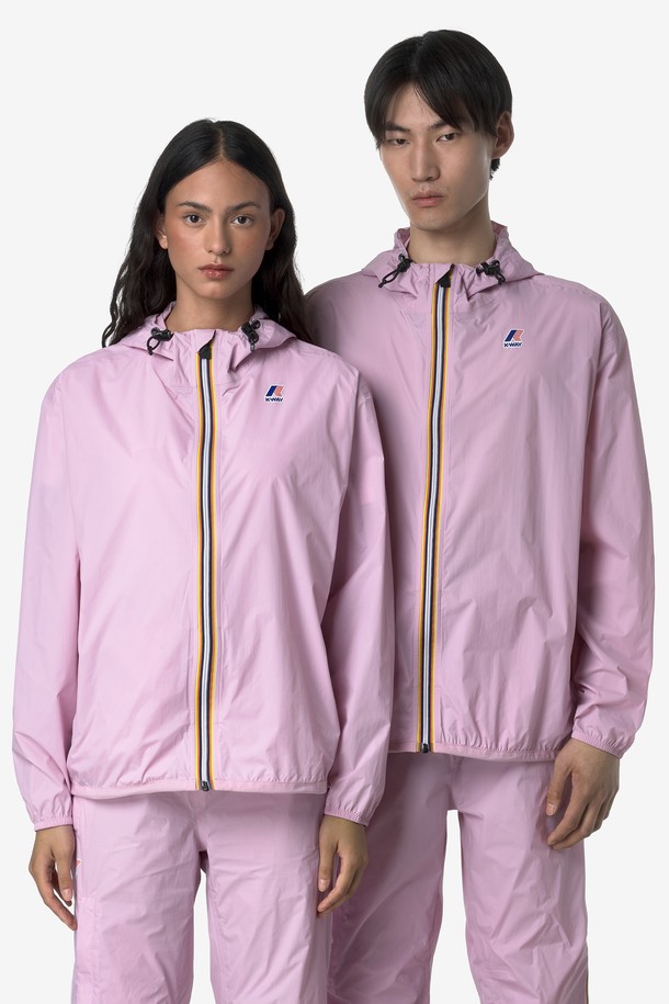 까웨(KWAY) [셔누PICK] 르브레 4.0 클로드 이스트 패커블 자켓 Y255EUJ914는 남녀 공용으로, 핑크 컬러의 무지 디자인이 돋보이는 패커블 자켓입니다. 봄, 여름, 가을 시즌에 활용 가능한 얇고 부드러운 나일론 소재의 레귤러핏 자켓으로, 집업 여밈 방식과 긴 소매가 특징입니다. 일상 및 아웃도어 활동에 적합하며, 방수, 방풍, 통기, 경량 기능과 후드, 등판 통기성을 갖춰 스포티하고 캐주얼한 스타일을 연출합니다.
