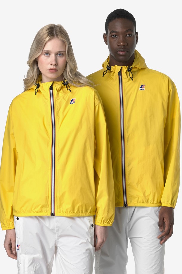 까웨(KWAY) 르브레 4.0 클로드 이스트 패커블 자켓 Y255EUJ948은 남녀 모두 착용 가능한 옐로우 색상의 윈드브레이커입니다. 봄, 여름철 일상 및 아웃도어 활동에 적합하며, 방수, 통기, 발수, 방풍, 경량 기능을 갖춘 나일론 소재의 얇고 부드러운 레귤러 핏 제품입니다. 후드 조절, 등판 통기성, 방수 심실링, 패커블 디자인, DWR 발수 코팅, 아시안핏 등 다양한 특징을 갖춘 스포티하고 캐주얼한 스타일의 긴소매 집업 자켓입니다.
