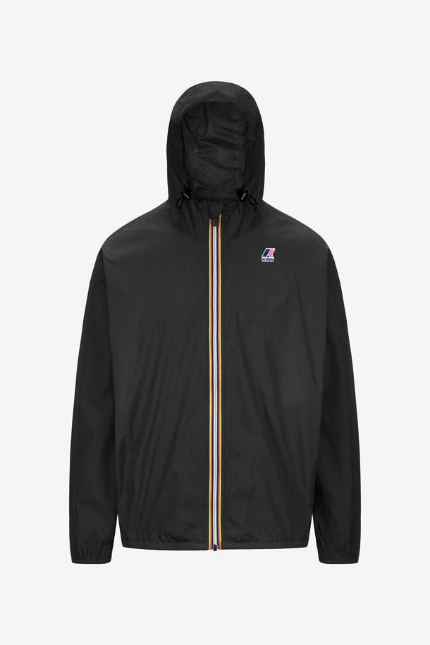 까웨(KWAY) 르브레 4.0 클로드 이스트 패커블 재킷 Y255EUJ949는 남녀 공용으로, 봄, 여름 시즌에 활용하기 좋은 윈드브레이커입니다. 가볍고 부드러운 나일론 소재로 제작되었으며, 방수, 방풍 기능과 DWR 코팅으로 변덕스러운 날씨에도 끄떡없습니다. 레귤러 핏에 집업 스타일로 편안하게 착용 가능하며, 패커블 기능으로 휴대성을 높였습니다. 일상, 여행, 산책 등 다양한 상황에서 캐주얼하고 스포티한 스타일을 연출할 수 있습니다. 블랙 색상의 무지 디자인으로 어떤 룩에도 쉽게 매치할 수 있습니다.
