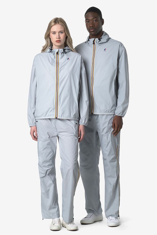 까웨(KWAY) 르브레 4.0 에단 팬츠 Y255EUP939는 남녀 모두 착용 가능한 그레이 색상의 트레이닝 팬츠입니다. 나일론 소재의 얇은 두께로 봄, 여름, 가을에 적합하며, DWR 발수 가공과 심실링 처리로 방수 기능을 갖췄습니다. 레귤러핏에 밴딩, 사이드 지퍼 포켓, 발목 지퍼, 패커블 디자인으로 아웃도어 활동은 물론 일상에서도 스포티하고 캐주얼하게 연출할 수 있습니다.