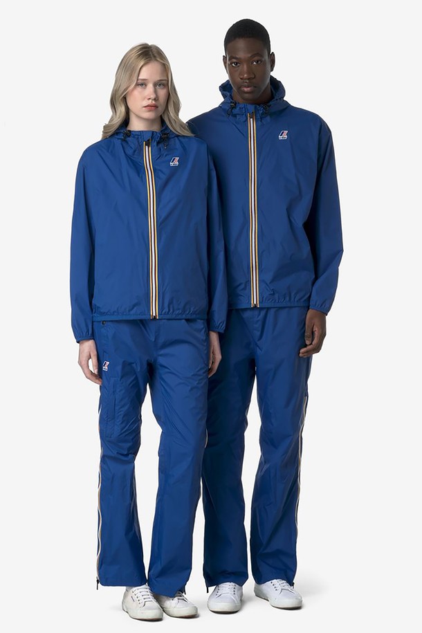 까웨(KWAY) 르브레 4.0 에단 팬츠 Y255EUP937는 아웃도어 활동과 일상에서 모두 활용 가능한 공용 긴바지입니다. 방수, 통기성, 발수 기능을 갖춘 나일론 소재로 제작되었으며, 10,000mm 방수력과 10,000g/sqm/24h 통기성을 제공합니다. 레귤러핏의 블루 컬러 무지 디자인으로, 사이드 지퍼 포켓과 발목 지퍼 커프스로 편의성을 더했습니다.
