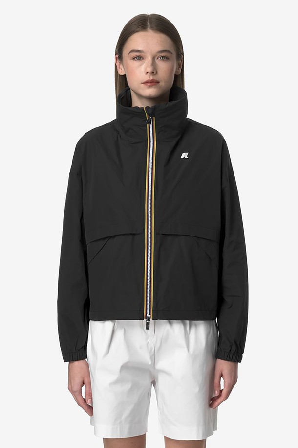 까웨(KWAY) 여성 오베트 메모리 터치 자켓 Y255EWJ105는 부드러운 폴리에스테르 소재의 얇은 두께로 제작되어 봄, 여름철 일상 및 아웃도어 활동에 적합합니다. 방수, 방풍 기능을 갖춘 이 블랙 색상의 크롭 기장 자켓은 레귤러핏/오버핏으로 연출 가능하며, 집업 스타일과 허리 조절 스트링으로 편안함을 더했습니다. 스포티하고 캐주얼한 무드를 연출하며 대형 포켓과 플랫 포켓, 신축성 있는 소매단 디테일이 돋보입니다.
