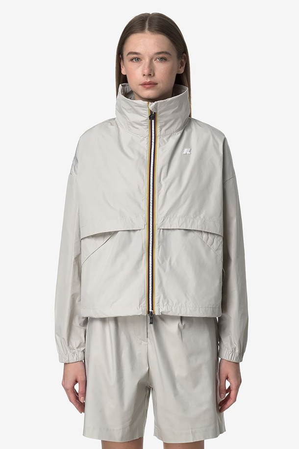 까웨(KWAY) 여성 오베트 메모리 터치 자켓 Y255EWJ104는 폴리에스테르 소재의 방수, 방풍 기능성 자켓입니다. 크롭 기장의 레귤러핏/오버핏으로, 봄, 여름에 스포티하고 캐주얼한 무드를 연출할 수 있으며, 맥시 포켓, 맥시 프론트 플랩 디테일과 조절 가능한 허리 드로스트링이 특징입니다. 매끄러운 촉감과 신축성 있는 커프스, 플랩 포켓 2개가 있으며 지퍼 여밈 방식입니다.
