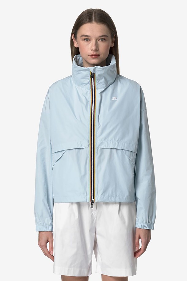 까웨(KWAY) 여성 오베트 메모리 터치 자켓 Y255EWJ103은 부드러운 폴리에스테르 소재의 하늘색 크롭 기장 자켓입니다. 방수, 방풍 기능과 더불어 신축성 있는 소매단, 허리 조절 스트링, 맥시 플랩 포켓, 히트 테이핑, 오버사이즈 디테일까지 갖춘 스포티 캐주얼 스타일의 레귤러핏 제품입니다. 일상 및 비올 때 유용하게 활용 가능한 긴소매 집업 스타일의 아우터입니다.
